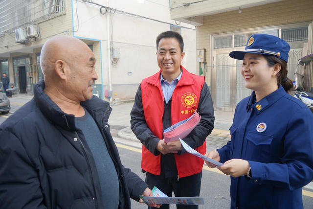 1+1冬季消防宣讲,宣讲消防安全知识,入户宣传,消防员,消防志愿者