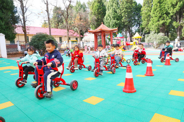 课间  活动  骑车  快乐