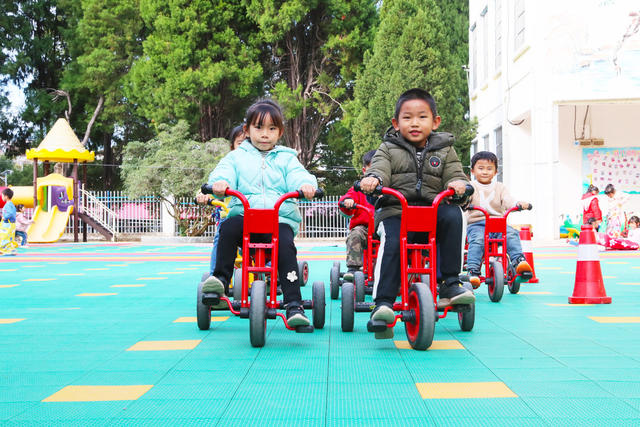 课间  活动  骑车  快乐