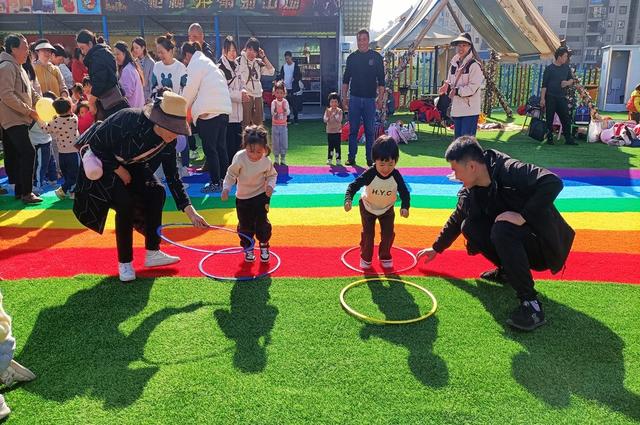凤凰县九里边城幼儿园
小朋友 拔河比赛
猪八戒背媳妇 青蛙过河 亲子活动