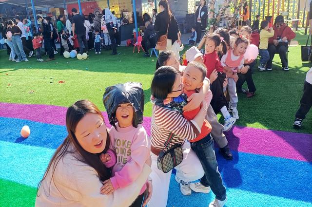 凤凰县九里边城幼儿园
小朋友 拔河比赛
猪八戒背媳妇 青蛙过河 亲子活动