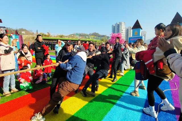 凤凰县九里边城幼儿园
小朋友 拔河比赛
猪八戒背媳妇 青蛙过河 亲子活动