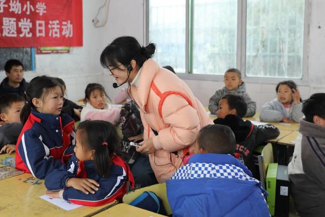 湘西 土家族 花垣 苗族 小学 苗寨 送教下乡 爱心 冬衣 岩科 砂子坳