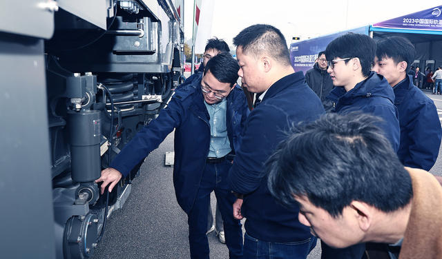 轨博会上，非专业观众非常专业。