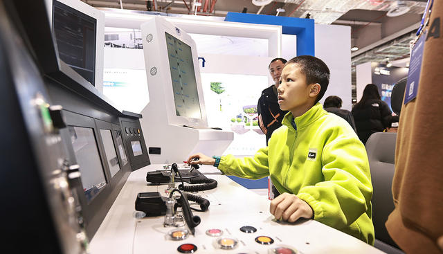 轨博会上，非专业观众非常专业。