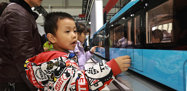 轨博会上，非专业观众非常专业。