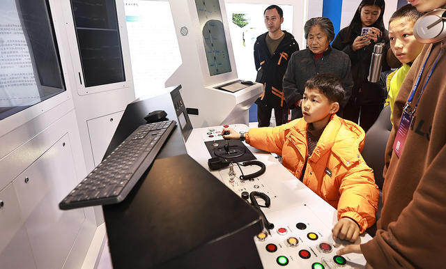 轨博会上，非专业观众非常专业。