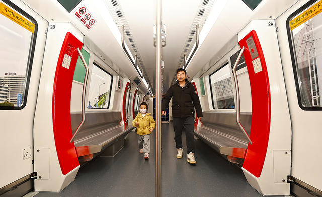 轨博会上，非专业观众非常专业。