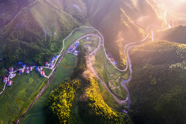 乡村 山水 田园 村庄 道路 阳光 绿色 