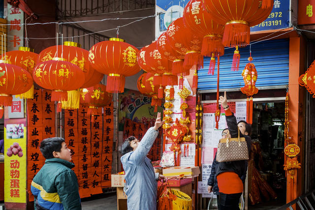 春节 灯笼 街头 红色 年味