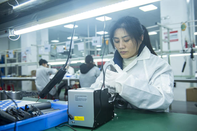 娄底 海外订单  企业 生产忙 艾灸按摩仪 智能吹风机