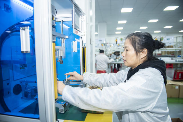 娄底 海外订单  企业 生产忙 艾灸按摩仪 智能吹风机