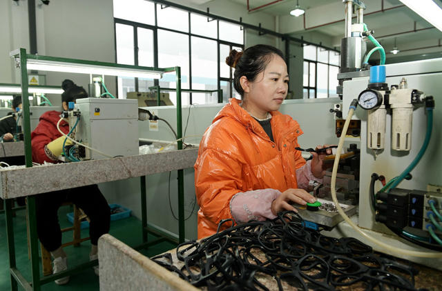 金融  企业 工人 车间   工业 金融信贷  生产  产业园 银行 眼镜 助企纾困 实体经济