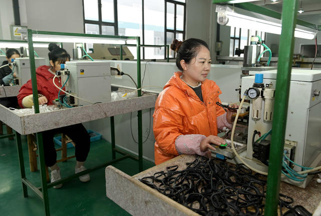 金融  企业 工人 车间   工业 金融信贷  生产  产业园 银行 眼镜 助企纾困 实体经济