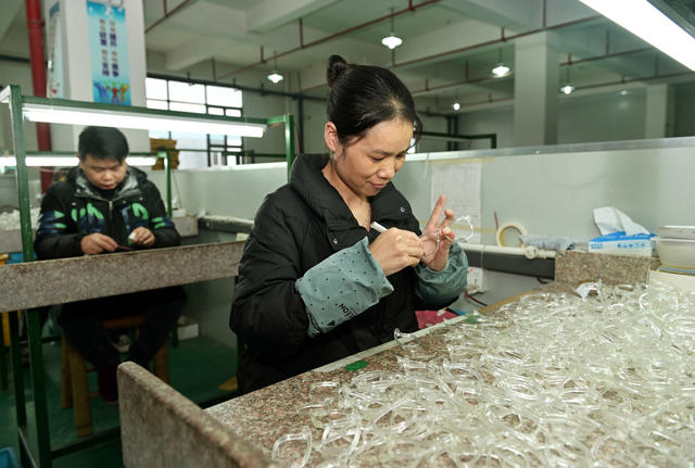 金融  企业 工人 车间   工业 金融信贷  生产  产业园 银行 眼镜 助企纾困 实体经济