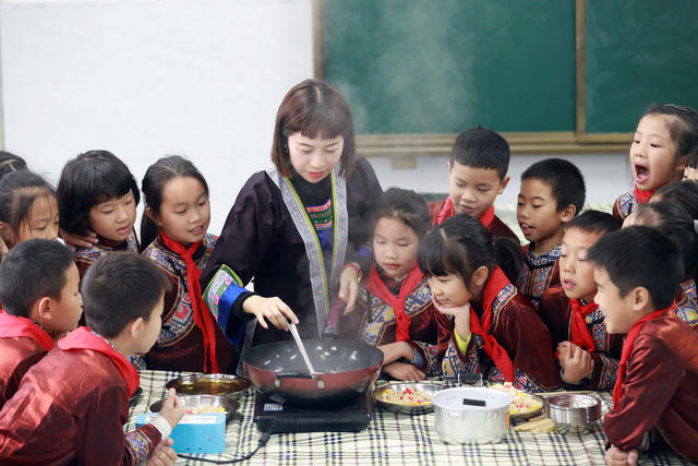 非遗学堂 侗族教师 学生制作 打油茶 传统美食 文化遗产 魅力