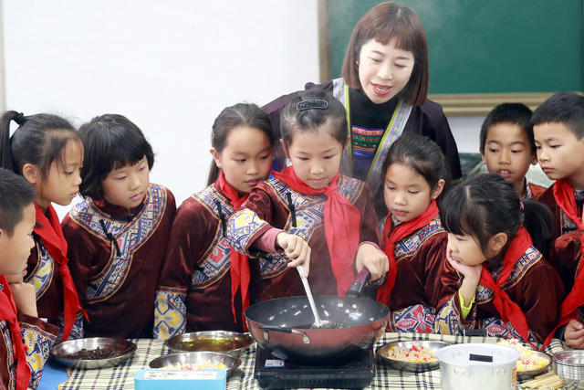 非遗学堂 侗族教师 学生制作 打油茶 传统美食 文化遗产 魅力