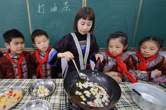 非遗学堂 侗族教师 学生制作 打油茶 传统美食 文化遗产 魅力