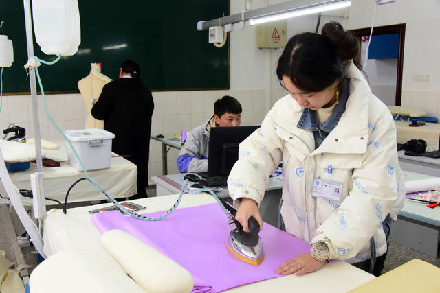 职业教育   服装设计与工艺   服装赛事  师生同赛  教学水平  技能展示