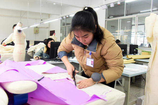 职业教育   服装设计与工艺   服装赛事  师生同赛  教学水平  技能展示