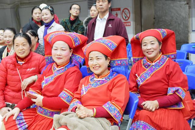 表演瑶族长鼓舞