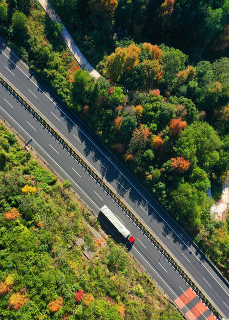 蓝山：路畅景美