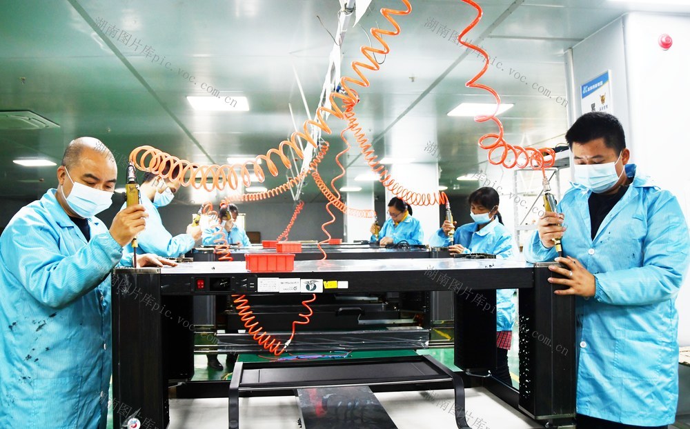  开足马力赶订单