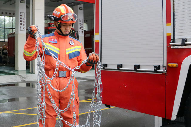 应急救援,消防员,消防救援站,防滑链,执勤车辆,雨雪冰冻天气