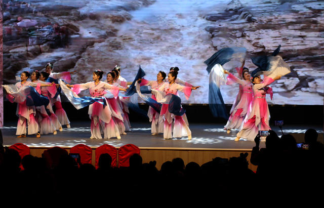 怀化“老年大学生”的迎新年文艺晚会