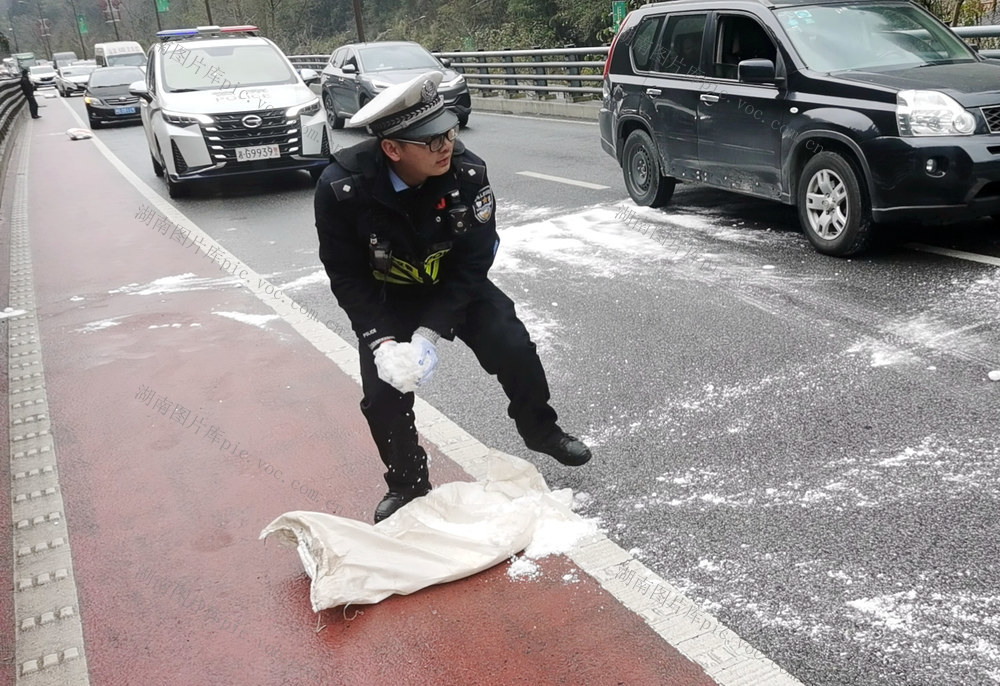 交通 畅通 除冰 交警 张家界