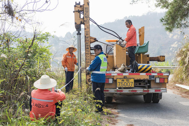 公路 安全 钢护栏 交通 养路工  山区 