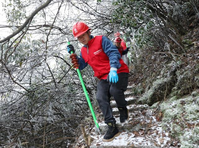 踏冰巡线保供电