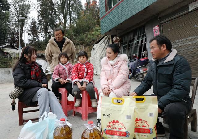  寒冬送温暖     情暖留守娃
