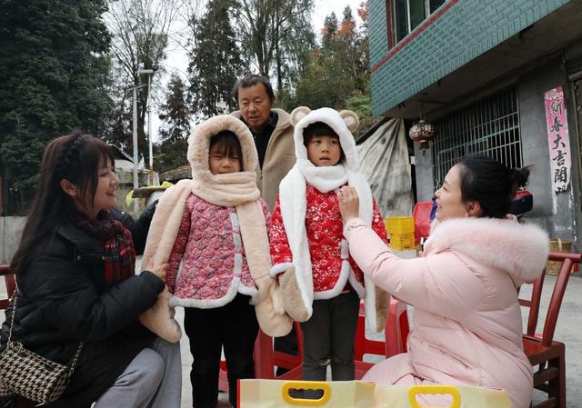  寒冬送温暖     情暖留守娃
