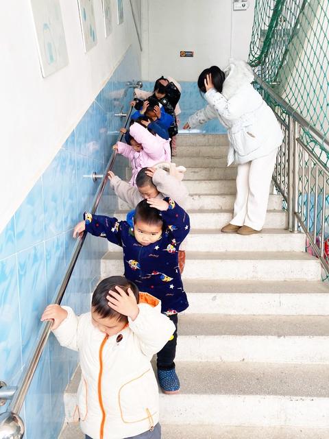 地震逃生演练 增强自救能力
