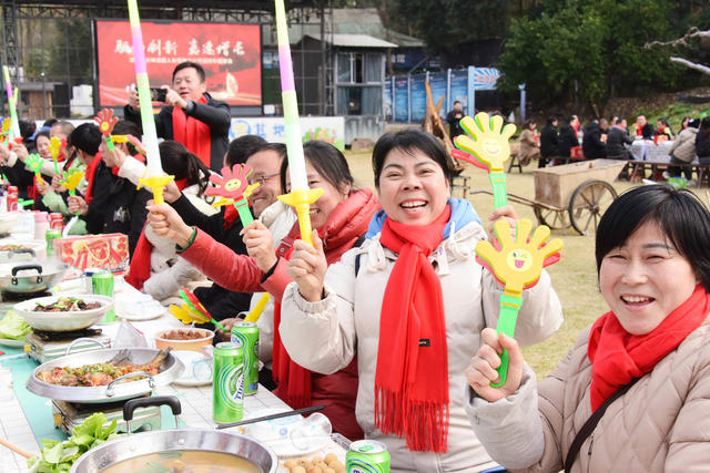 新年  元旦  有限责任公司   
啤酒   生产车间  员工  长桌宴  旅游经济