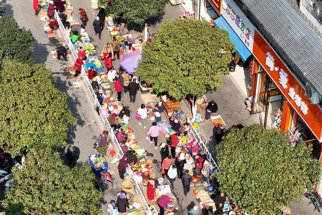 集市、临时赶集区、经济、烟火气、小商摊贩