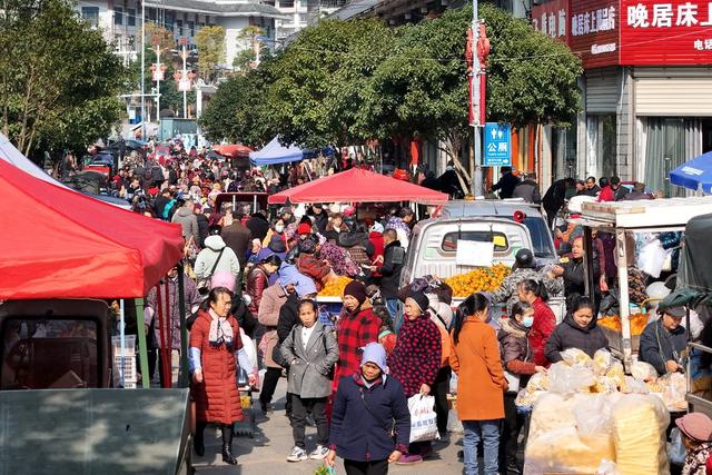 集市、临时赶集区、经济、烟火气、小商摊贩