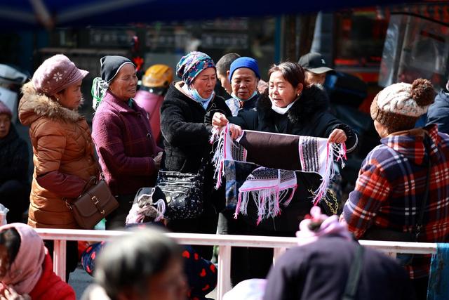 集市、临时赶集区、经济、烟火气、小商摊贩
