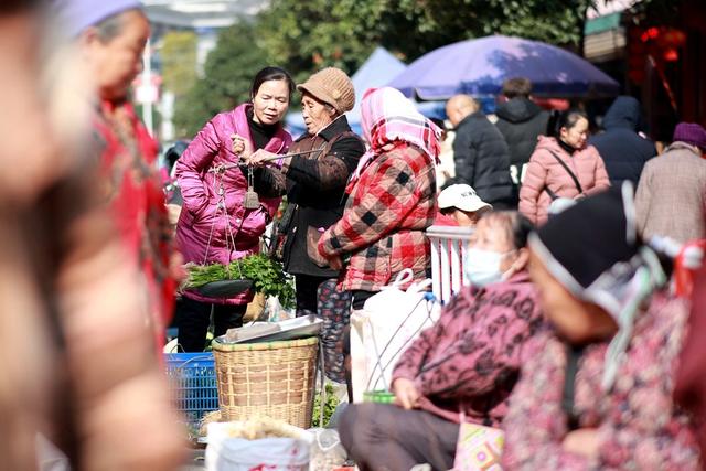 集市、临时赶集区、经济、烟火气、小商摊贩