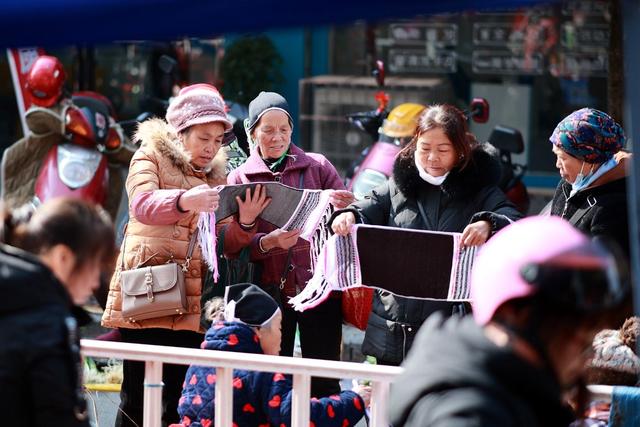 集市、临时赶集区、经济、烟火气、小商摊贩