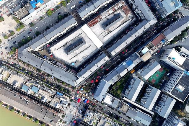 集市、临时赶集区、经济、烟火气、小商摊贩