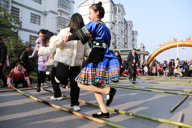 过苗年   异地扶贫搬迁群众新生活  麻阳龙升社区