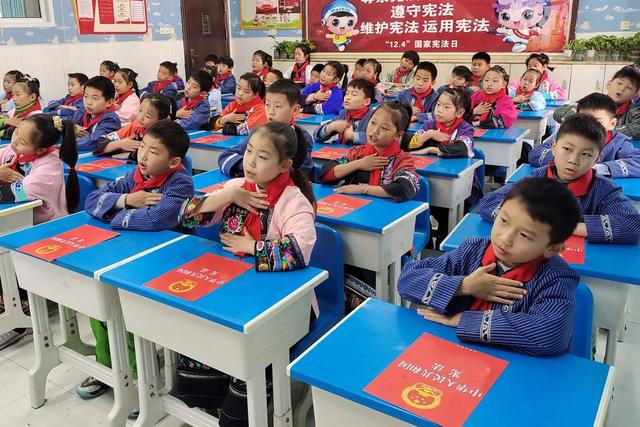 学生 湘西 土家族 小学 苗族 歌曲 宪法 精神 晨读 日常 学习 生活  尊法 学法 守法  用法