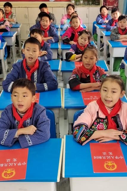 学生 湘西 土家族 小学 苗族 歌曲 宪法 精神 晨读 日常 学习 生活  尊法 学法 守法  用法