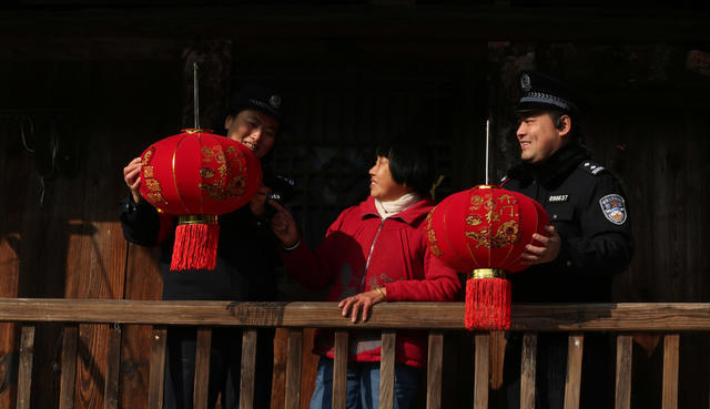 怀化铁警元旦前夕为群众送平安