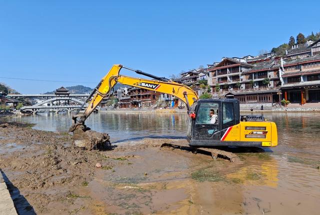 凤凰 古城 沱江 北门码头 清淤 机械  河畅  水清  岸绿  景美