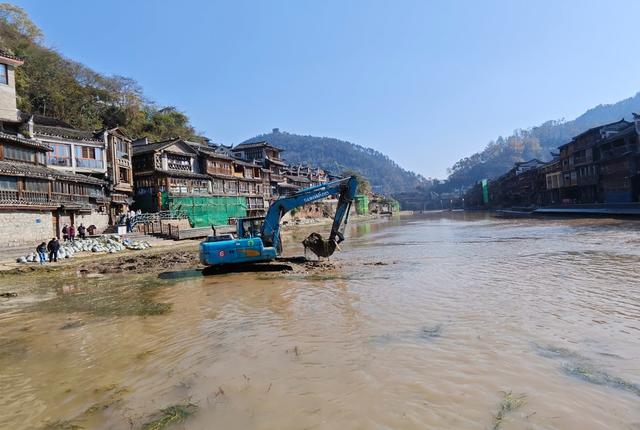 凤凰 古城 沱江 北门码头 清淤 机械  河畅  水清  岸绿  景美