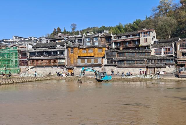 凤凰 古城 沱江 北门码头 清淤 机械  河畅  水清  岸绿  景美