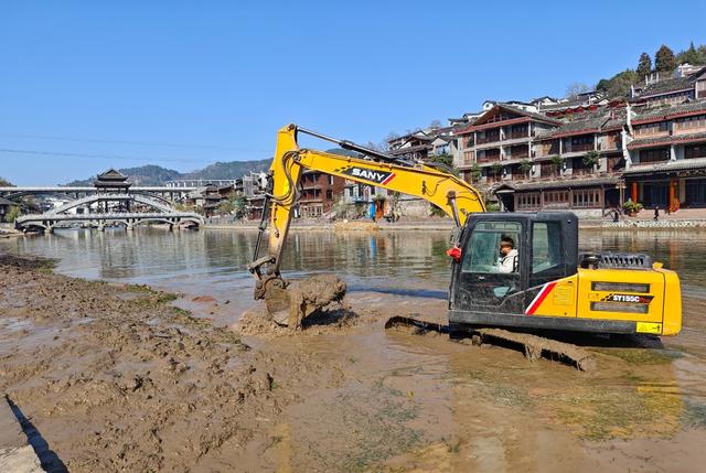 凤凰 古城 沱江 北门码头 清淤 机械  河畅  水清  岸绿  景美